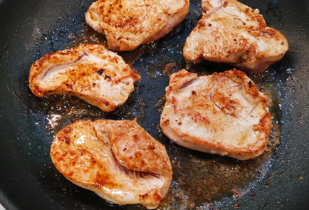 Фото шага рецепта Сливочные стейки с сыром из индейки 152013 шаг 2  