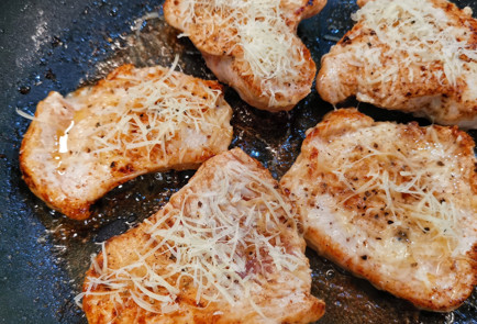 Фото шага рецепта Сливочные стейки с сыром из индейки 152013 шаг 3  