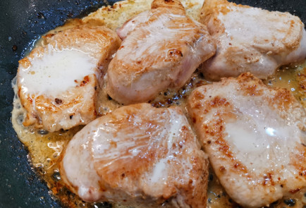 Фото шага рецепта Сливочные стейки с сыром из индейки 152013 шаг 4  