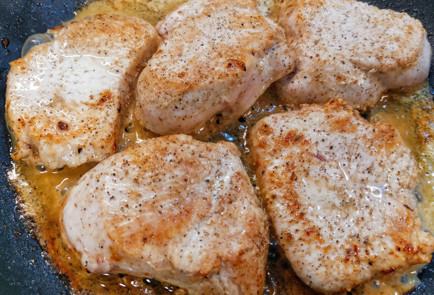 Фото шага рецепта Сливочные стейки с сыром из индейки 152013 шаг 5  