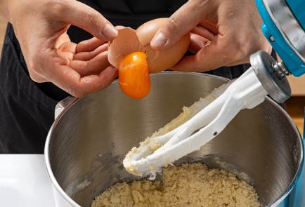 Фото шага рецепта Сливочный пирог со сливой 187032 шаг 3  