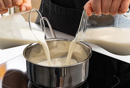 Фото шага рецепта Сливочный соус бешамель 188795 шаг 2  