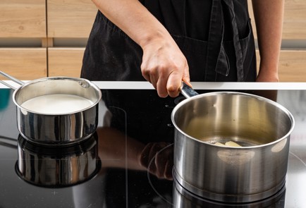 Фото шага рецепта Сливочный соус бешамель 188795 шаг 3  