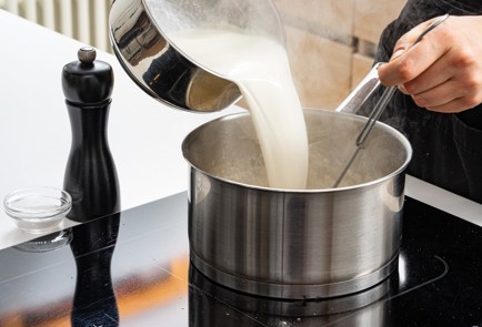 Фото шага рецепта Сливочный соус бешамель 188795 шаг 6  