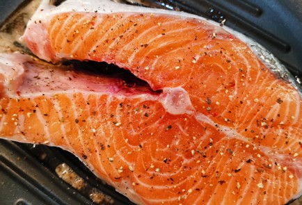 Фото шага рецепта Сливочный стейк семги на сковороде гриль 152656 шаг 4  