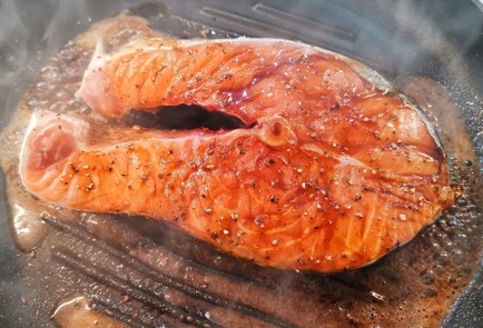 Фото шага рецепта Сливочный стейк семги на сковороде гриль 152656 шаг 5  