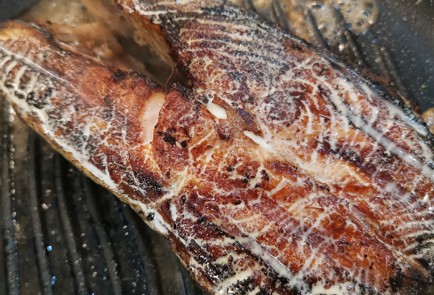 Фото шага рецепта Сливочный стейк семги на сковороде гриль 152656 шаг 6  