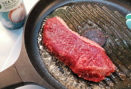 Фото шага рецепта Сливочный стейк стриплойн 174881 шаг 3  