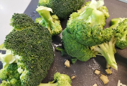 Фото шага рецепта Сливочный суп из брокколи с сыром 173402 шаг 2  