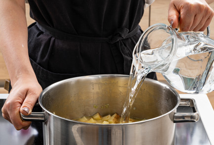 Фото шага рецепта Сливочный суп с хеком 189267 шаг 7  