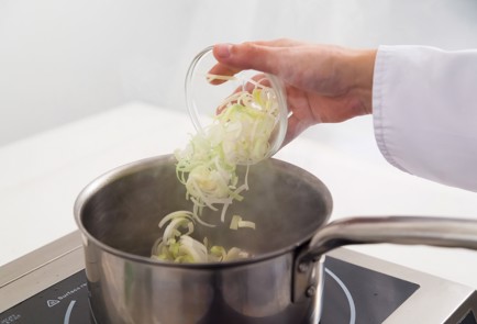 Фото шага рецепта Сливочный суп с лисичками и пореем 80090 шаг 3  