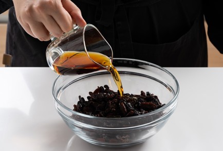 Фото шага рецепта Сливовое варенье с ромовым изюмом 139933 шаг 1  