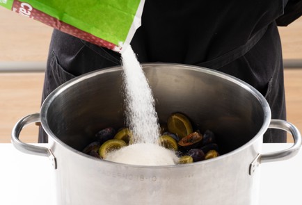 Фото шага рецепта Сливовое варенье с ромовым изюмом 139933 шаг 2  