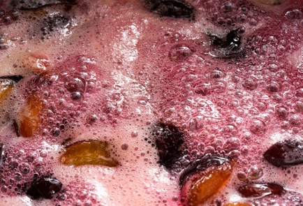 Фото шага рецепта Сливовое варенье с ромовым изюмом 139933 шаг 3  