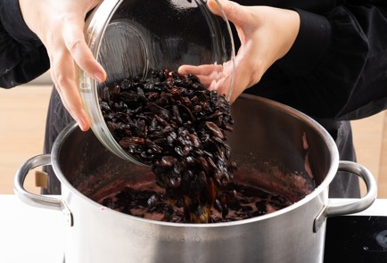 Фото шага рецепта Сливовое варенье с ромовым изюмом 139933 шаг 4  