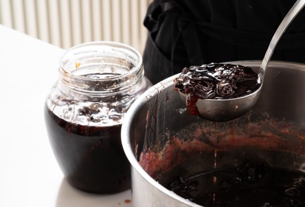 Фото шага рецепта Сливовое варенье с ромовым изюмом 139933 шаг 5  