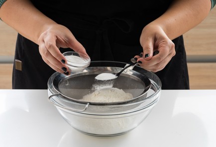 Фото шага рецепта Домашний пирог со сливой 151350 шаг 3  