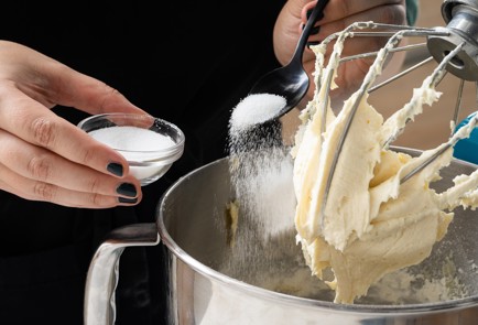 Фото шага рецепта Домашний пирог со сливой 151350 шаг 4  