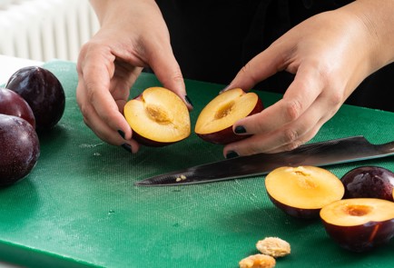 Фото шага рецепта Домашний пирог со сливой 151350 шаг 6  