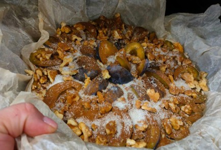 Фото шага рецепта Сливовый пирог с какао и орехами 174783 шаг 10  