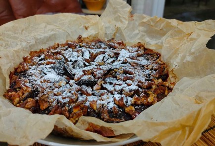 Фото шага рецепта Сливовый пирог с какао и орехами 174783 шаг 12  