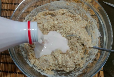 Фото шага рецепта Сливовый пирог с какао и орехами 174783 шаг 4  