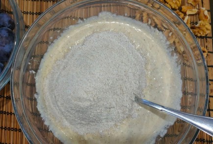 Фото шага рецепта Сливовый пирог с какао и орехами 174783 шаг 5  