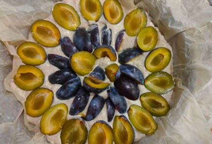 Фото шага рецепта Сливовый пирог с какао и орехами 174783 шаг 7  