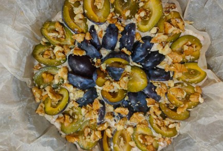 Фото шага рецепта Сливовый пирог с какао и орехами 174783 шаг 8  