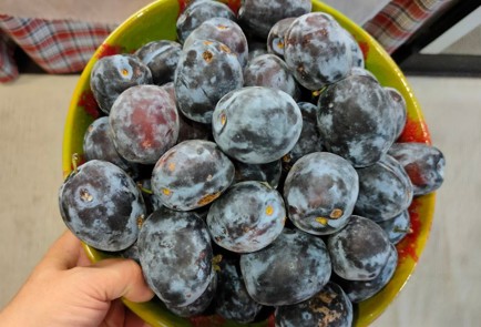 Фото шага рецепта Сливы запеченные с чесноком и розмарином 174413 шаг 1  