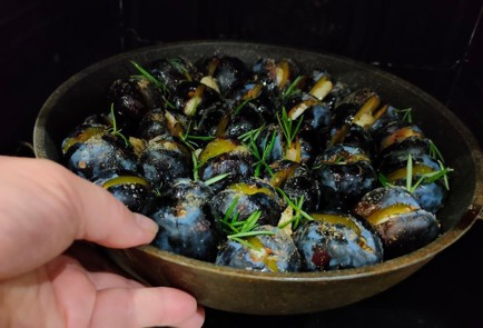 Фото шага рецепта Сливы запеченные с чесноком и розмарином 174413 шаг 10  