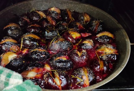 Фото шага рецепта Сливы запеченные с чесноком и розмарином 174413 шаг 11  