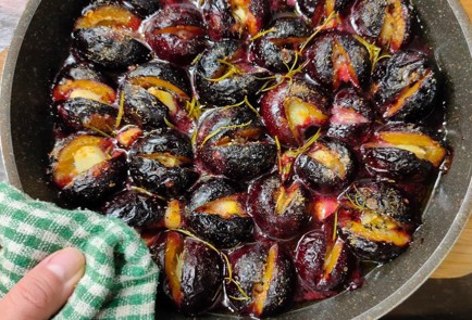 Фото шага рецепта Сливы запеченные с чесноком и розмарином 174413 шаг 12  