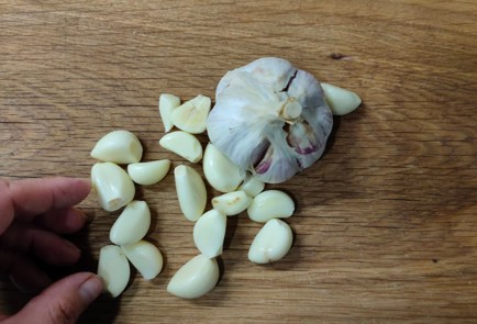 Фото шага рецепта Сливы запеченные с чесноком и розмарином 174413 шаг 4  