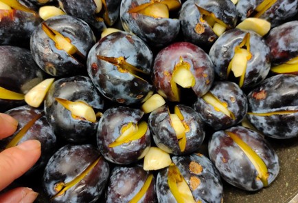 Фото шага рецепта Сливы запеченные с чесноком и розмарином 174413 шаг 6  