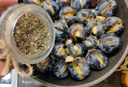 Фото шага рецепта Сливы запеченные с чесноком и розмарином 174413 шаг 7  