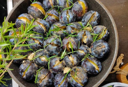 Фото шага рецепта Сливы запеченные с чесноком и розмарином 174413 шаг 8  