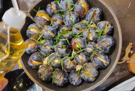 Фото шага рецепта Сливы запеченные с чесноком и розмарином 174413 шаг 9  