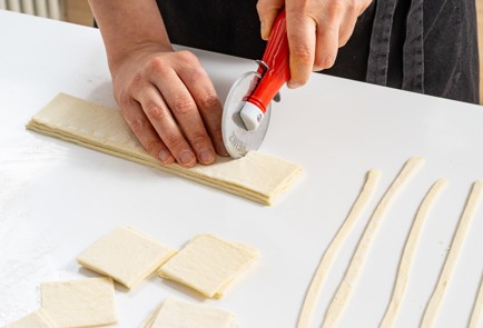 Фото шага рецепта Слоеное печенье с начинкой 175776 шаг 3  