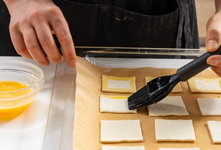 Фото шага рецепта Слоеное печенье с начинкой 175776 шаг 4  