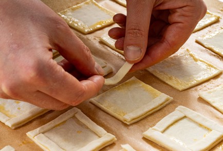 Фото шага рецепта Слоеное печенье с начинкой 175776 шаг 5  