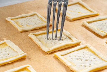 Фото шага рецепта Слоеное печенье с начинкой 175776 шаг 6  