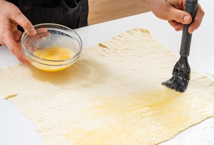 Фото шага рецепта Слоеное печенье с пармезаном 175775 шаг 6  