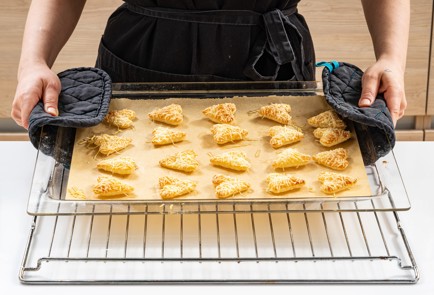 Фото шага рецепта Слоеное печенье с пармезаном 175775 шаг 9  