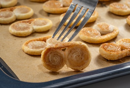 Фото шага рецепта Слоеное печенье Ушки 175774 шаг 9  