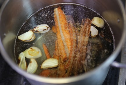 Фото шага рецепта Слоеное заливное из рыбы 137976 шаг 2  