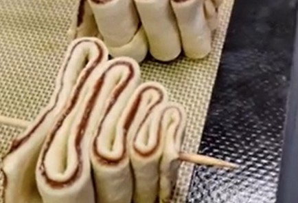 Фото шага рецепта Слоеные елочки с шоколадной пастой 188070 шаг 7  