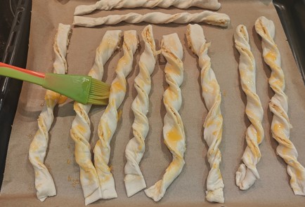 Фото шага рецепта Слоеные сырные палочки 188934 шаг 10  