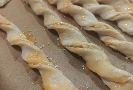 Фото шага рецепта Слоеные сырные палочки 188934 шаг 11  