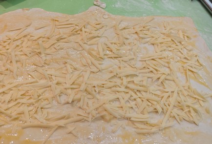 Фото шага рецепта Слоеные сырные палочки 188934 шаг 6  